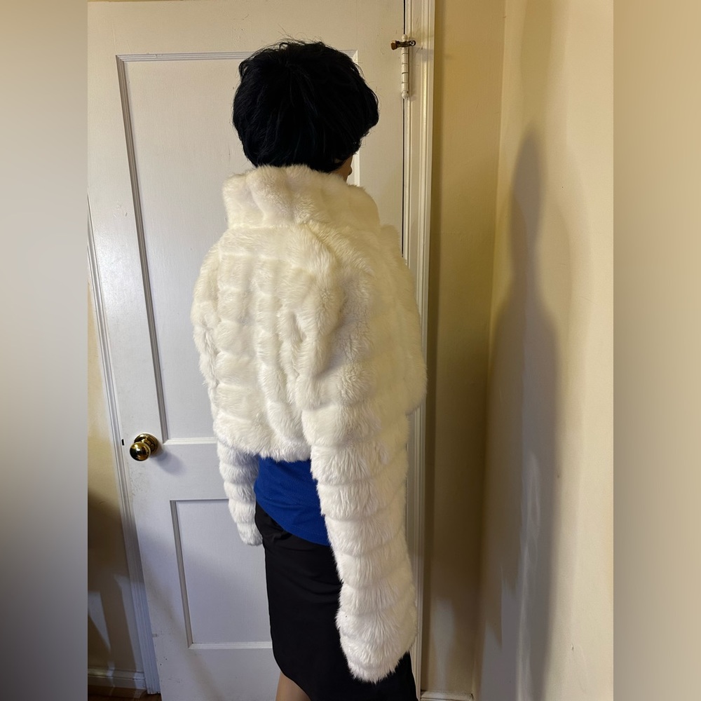 NWOT - Last Kiss - White Faux Fur Coat - Size M - Picture 4 of 14